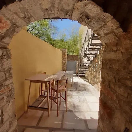 Апартаменты Ermoupolis 1834 Traditional Stone Yard House *