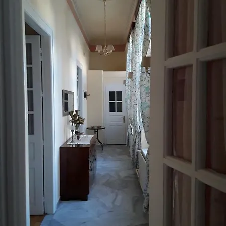 Ermoupolis 1834 Traditional Stone Yard House Апартаменты Эрмуполис